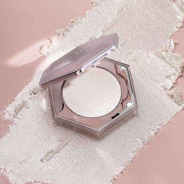 Fenty Beauty- Diamond Bomb Highlighter